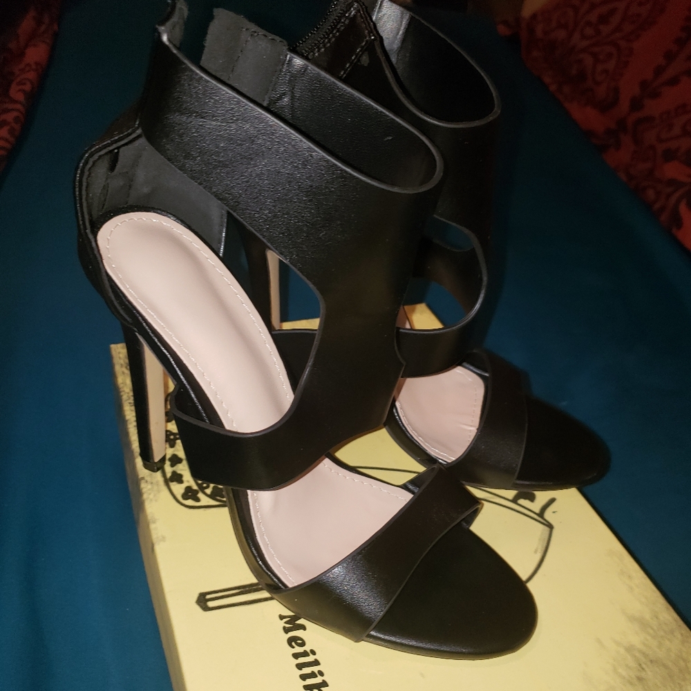 Black pumps